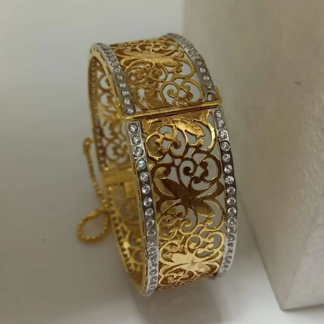 Karra Hand Cuff Style